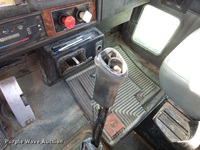 image for item DH0247 2001 Kenworth T800  semi truck