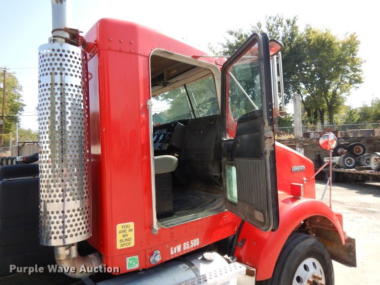 image for item DH0247 2001 Kenworth T800  semi truck