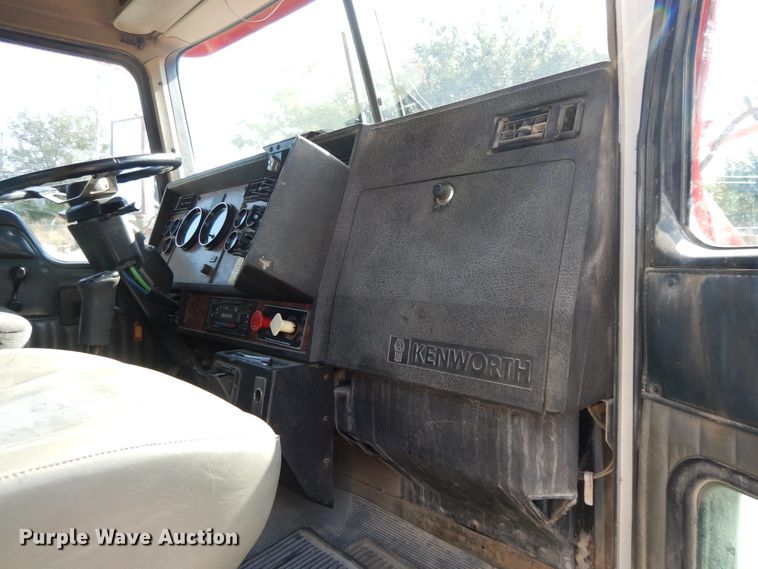 image for item DH0247 2001 Kenworth T800  semi truck