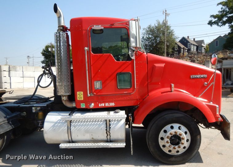 image for item DH0247 2001 Kenworth T800  semi truck