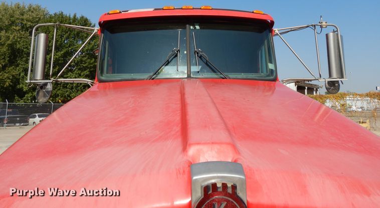 image for item DH0247 2001 Kenworth T800  semi truck