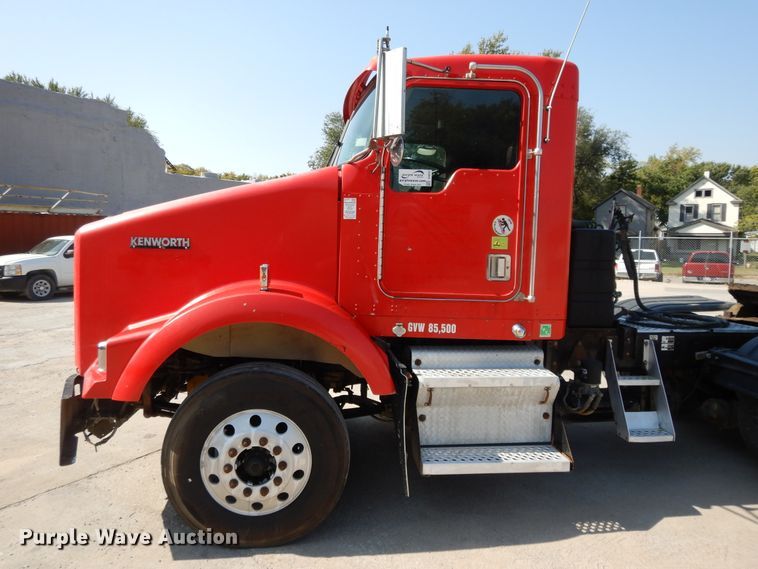 image for item DH0247 2001 Kenworth T800  semi truck