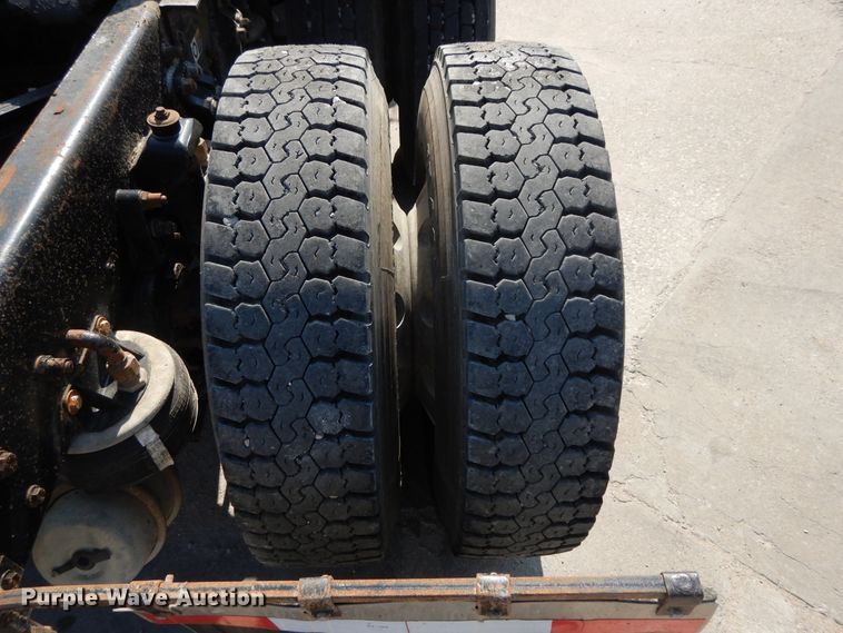 image for item DH0247 2001 Kenworth T800  semi truck