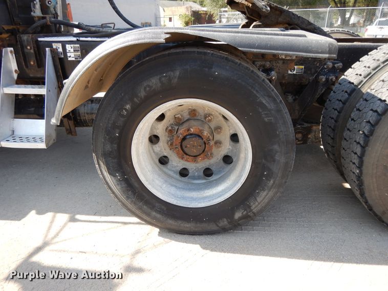 image for item DH0247 2001 Kenworth T800  semi truck