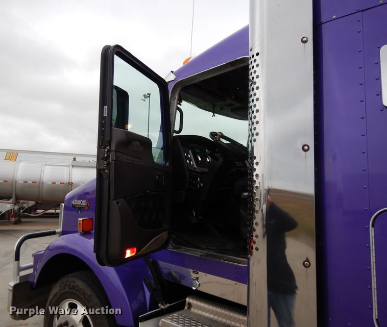 image for item DH3333 2014 Kenworth T800  semi truck