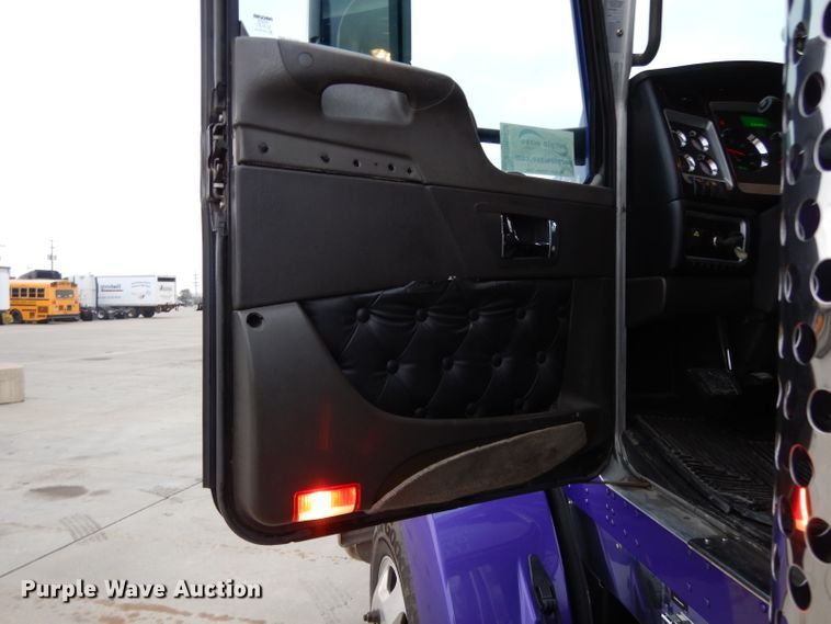 image for item DH3333 2014 Kenworth T800  semi truck