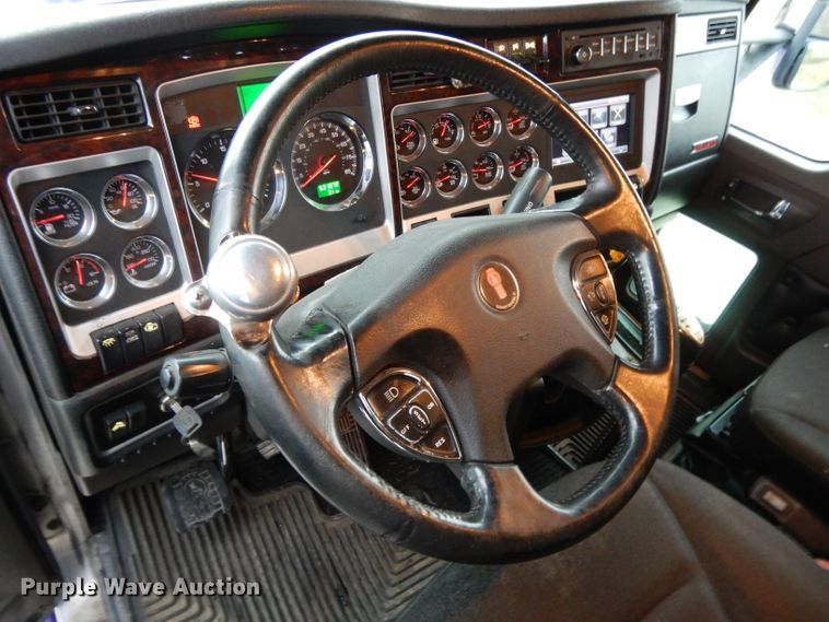 image for item DH3333 2014 Kenworth T800  semi truck