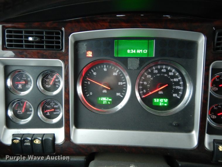 image for item DH3333 2014 Kenworth T800  semi truck