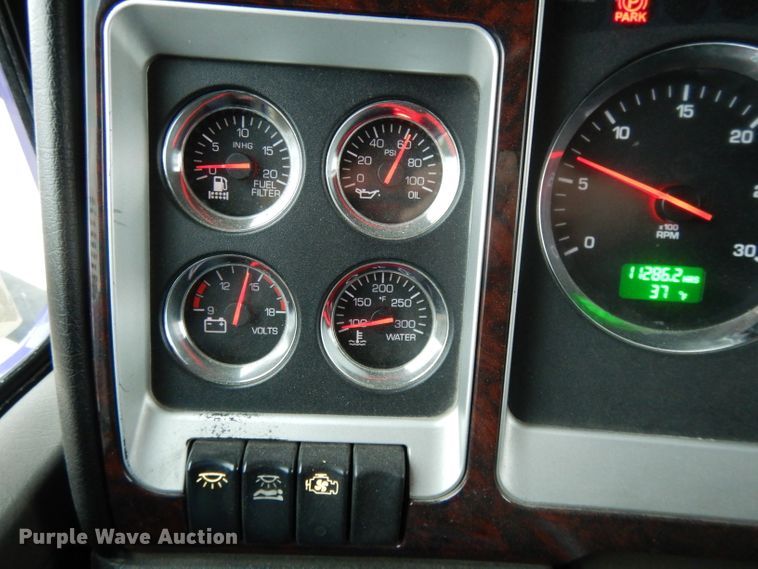 image for item DH3333 2014 Kenworth T800  semi truck