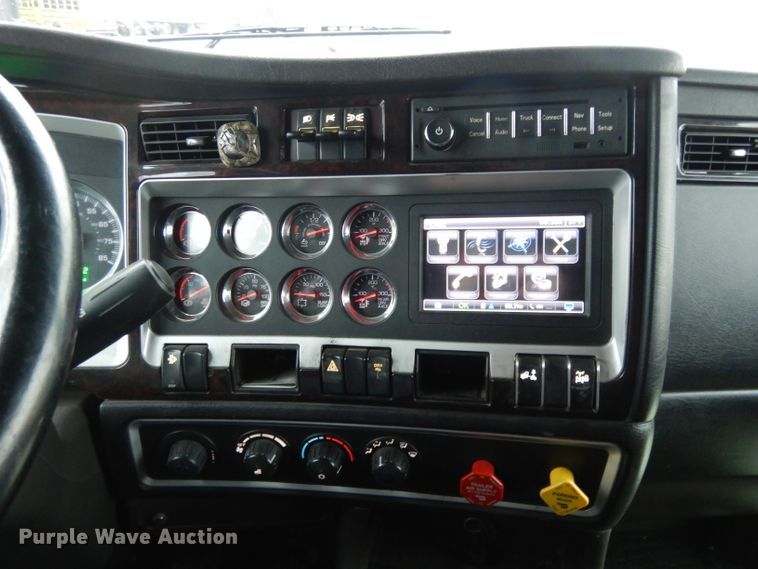 image for item DH3333 2014 Kenworth T800  semi truck