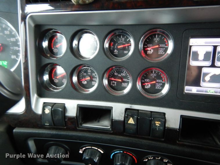 image for item DH3333 2014 Kenworth T800  semi truck