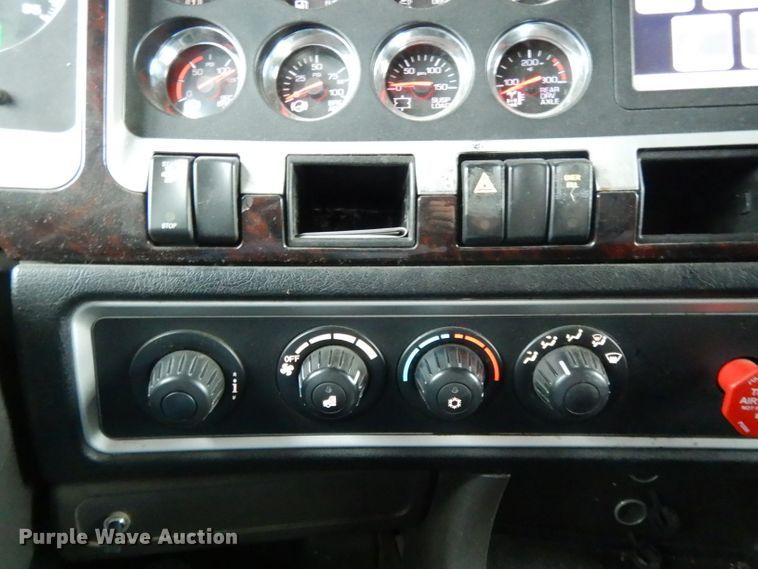 image for item DH3333 2014 Kenworth T800  semi truck