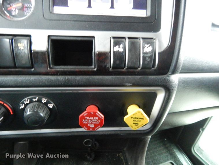 image for item DH3333 2014 Kenworth T800  semi truck