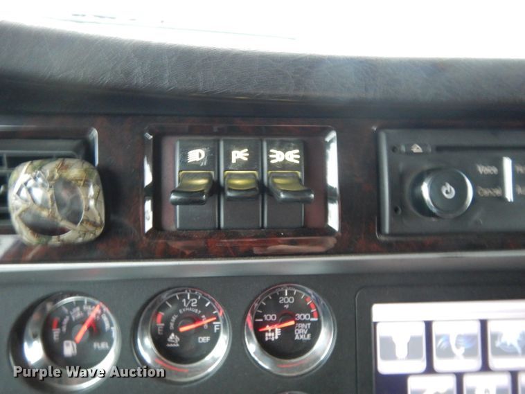 image for item DH3333 2014 Kenworth T800  semi truck