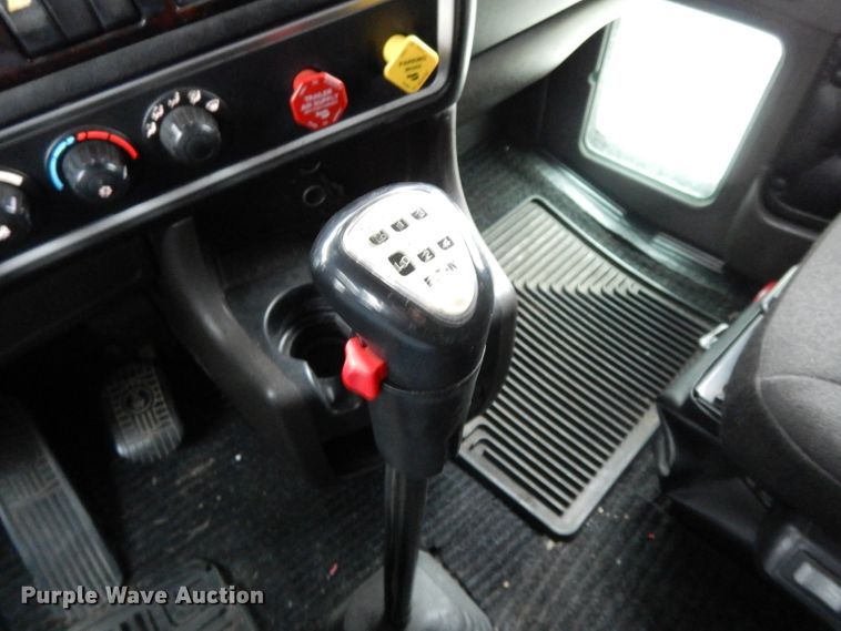 image for item DH3333 2014 Kenworth T800  semi truck