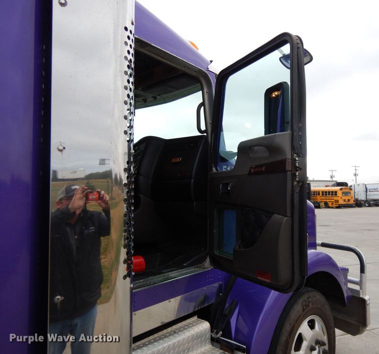 image for item DH3333 2014 Kenworth T800  semi truck