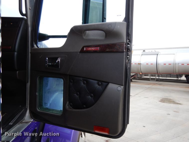 image for item DH3333 2014 Kenworth T800  semi truck