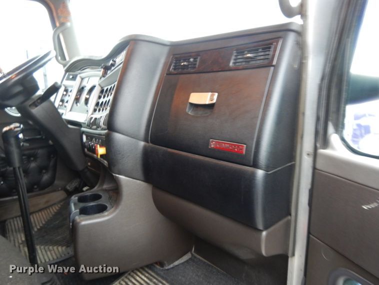 image for item DH3333 2014 Kenworth T800  semi truck