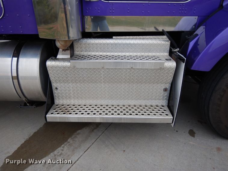 image for item DH3333 2014 Kenworth T800  semi truck