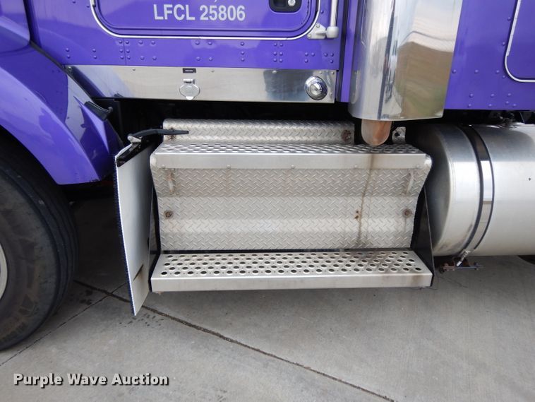 image for item DH3333 2014 Kenworth T800  semi truck