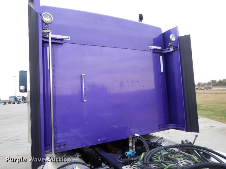 image for item DH3333 2014 Kenworth T800  semi truck