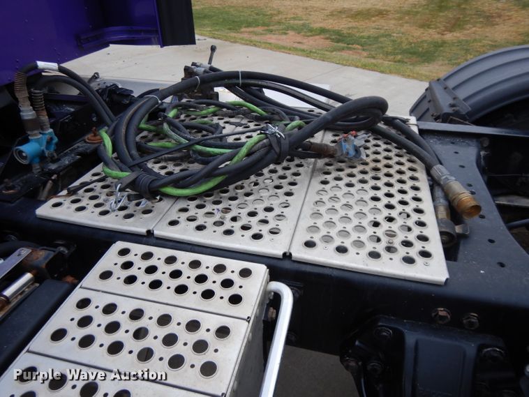 image for item DH3333 2014 Kenworth T800  semi truck