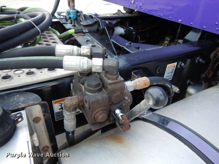 image for item DH3333 2014 Kenworth T800  semi truck