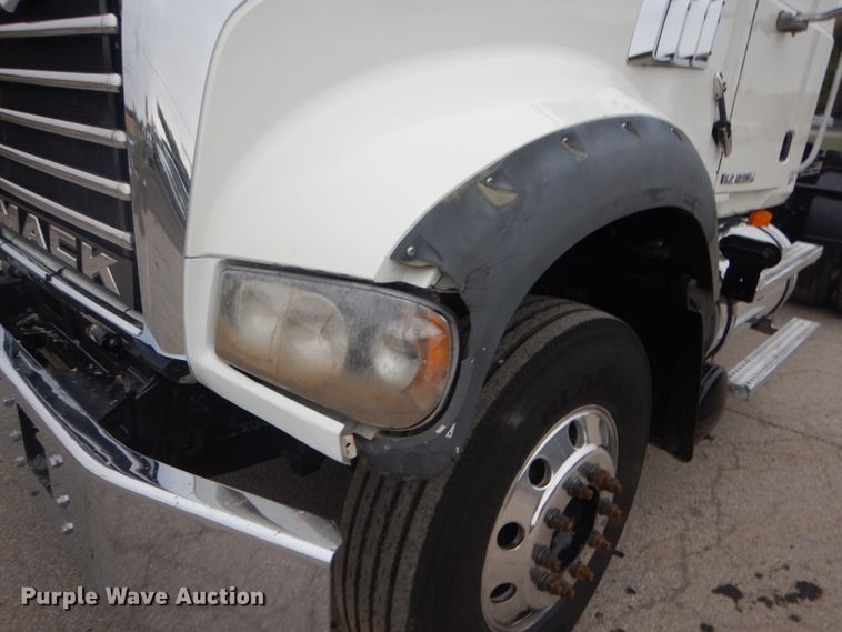 image for item DH5225 2009 Mack GU713  semi truck