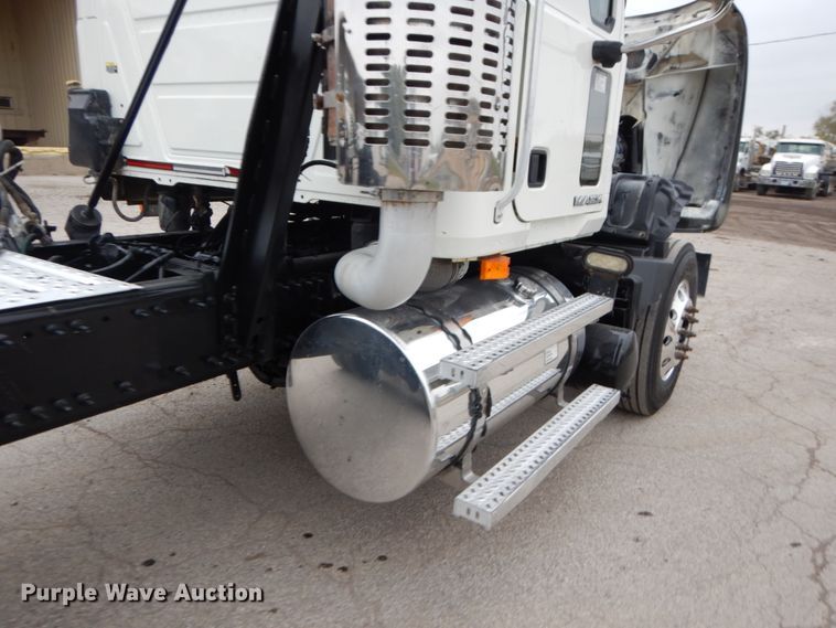 image for item DH5225 2009 Mack GU713  semi truck