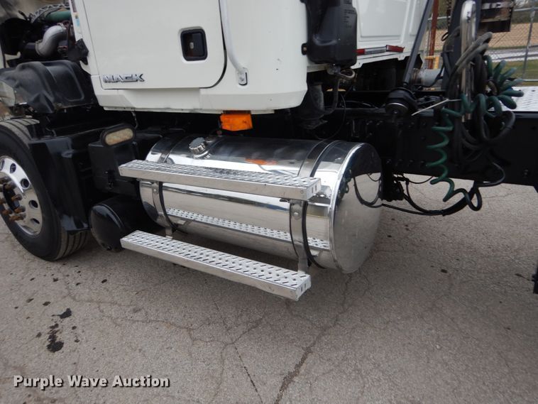 image for item DH5225 2009 Mack GU713  semi truck