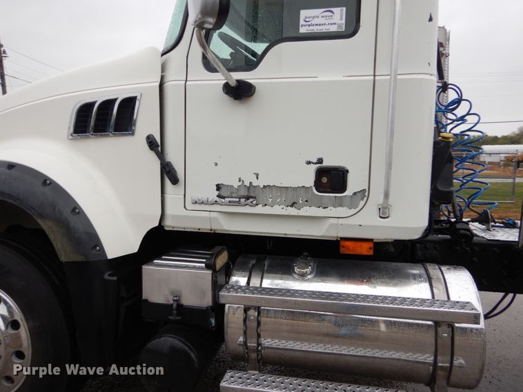 image for item DH5226 2009 Mack GU713  semi truck