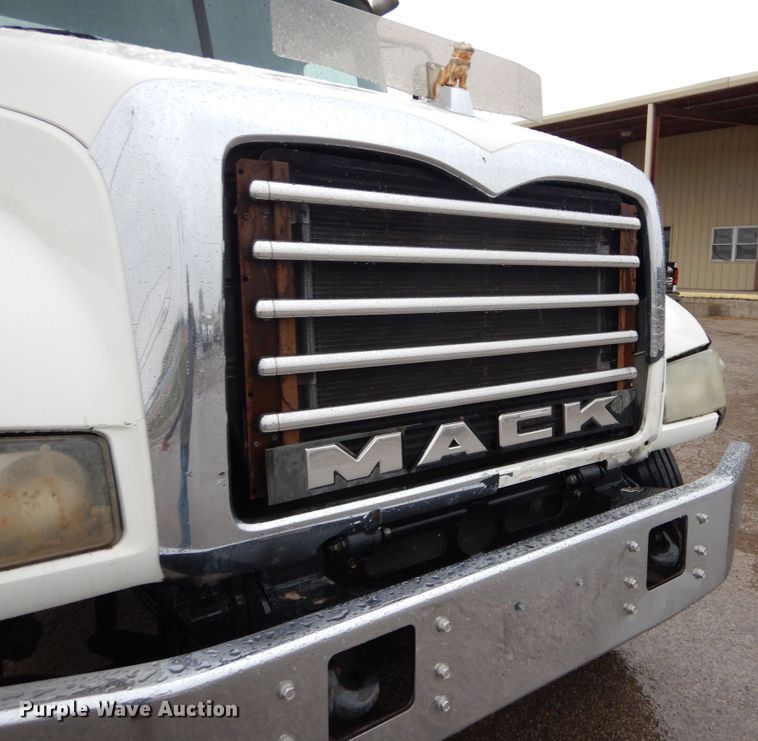 image for item DH5226 2009 Mack GU713  semi truck