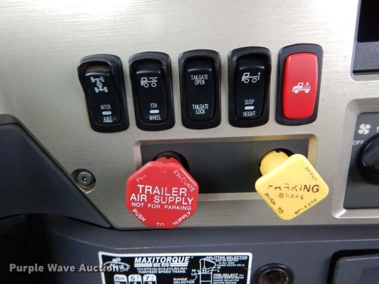 image for item DH5226 2009 Mack GU713  semi truck