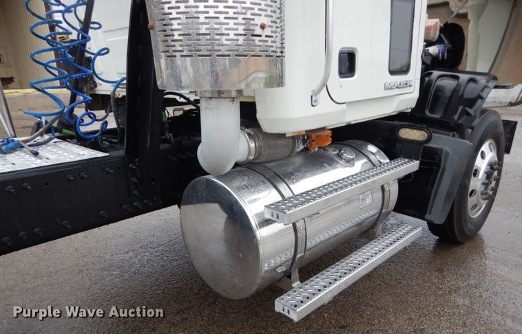 image for item DH5226 2009 Mack GU713  semi truck