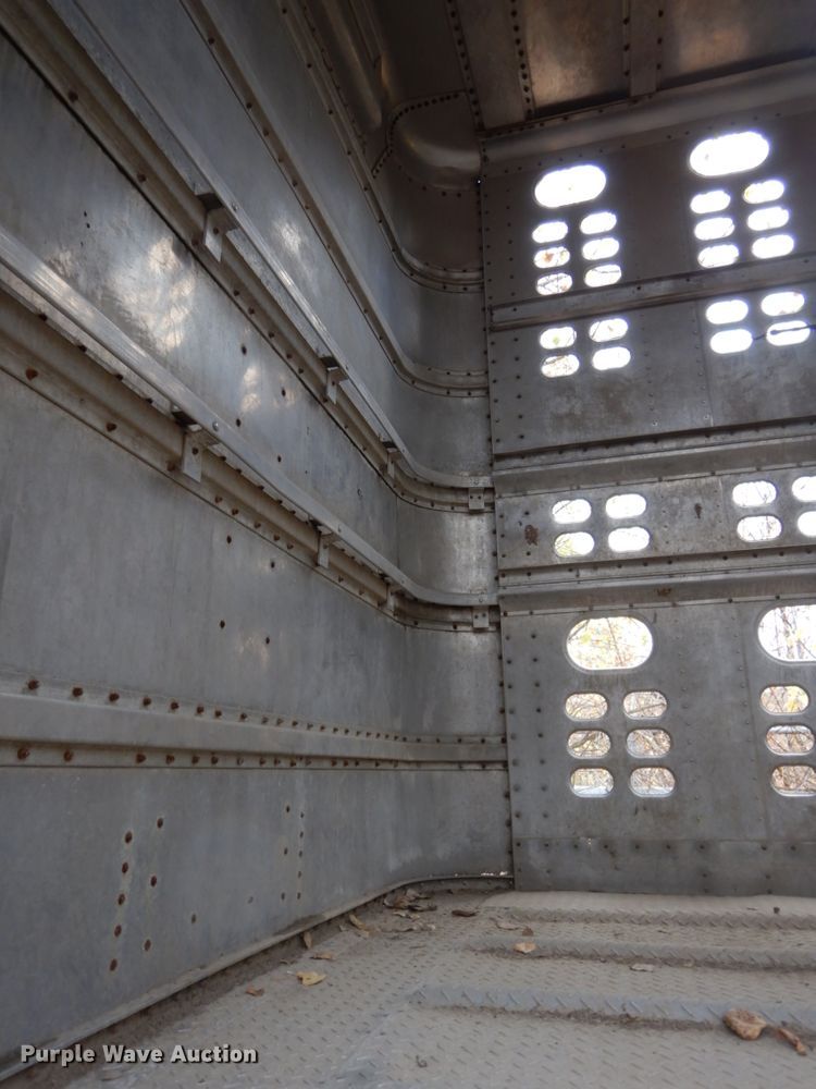 image for item DH6728 1990 Wilson PSDCL-308 livestock trailer