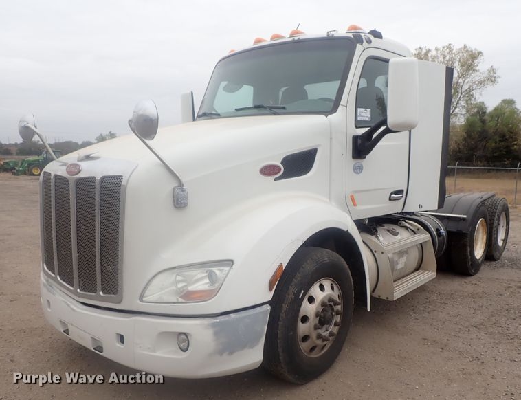 image for item DI7266 2013 Peterbilt 579  semi truck