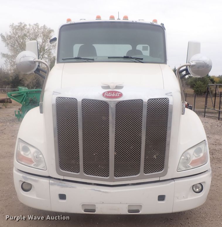 image for item DI7266 2013 Peterbilt 579  semi truck