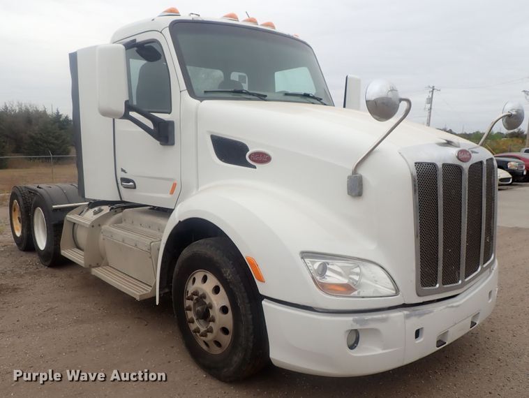 image for item DI7266 2013 Peterbilt 579  semi truck