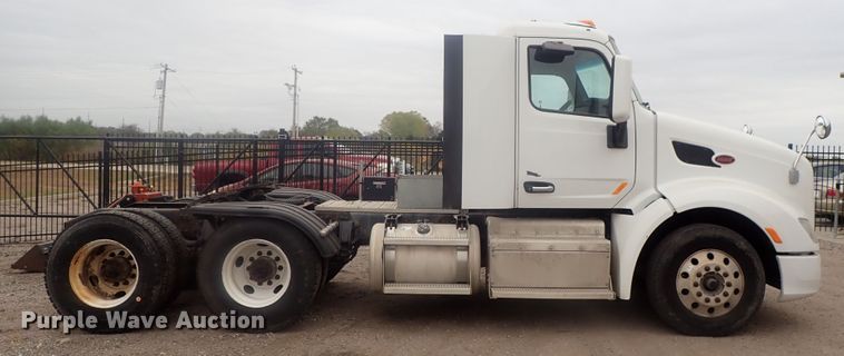 image for item DI7266 2013 Peterbilt 579  semi truck