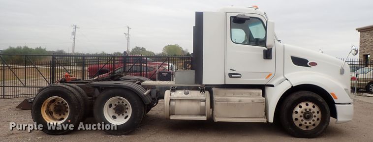 image for item DI7266 2013 Peterbilt 579  semi truck