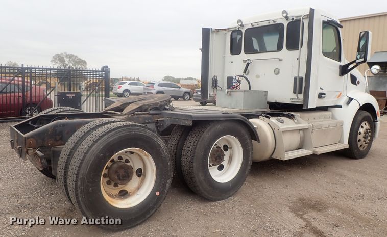 image for item DI7266 2013 Peterbilt 579  semi truck