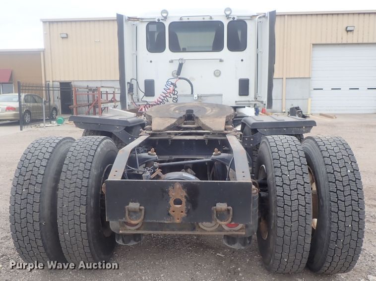 image for item DI7266 2013 Peterbilt 579  semi truck