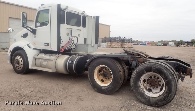 image for item DI7266 2013 Peterbilt 579  semi truck