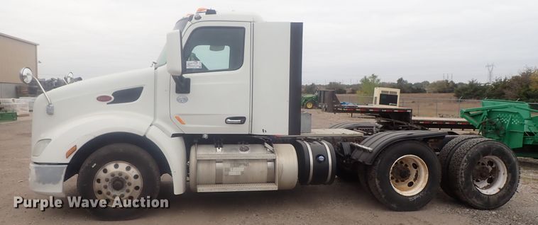 image for item DI7266 2013 Peterbilt 579  semi truck