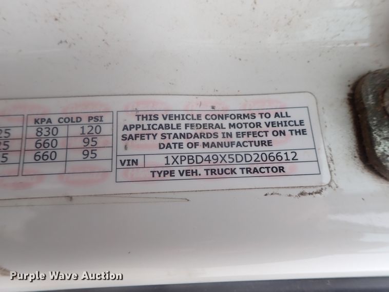 image for item DI7266 2013 Peterbilt 579  semi truck