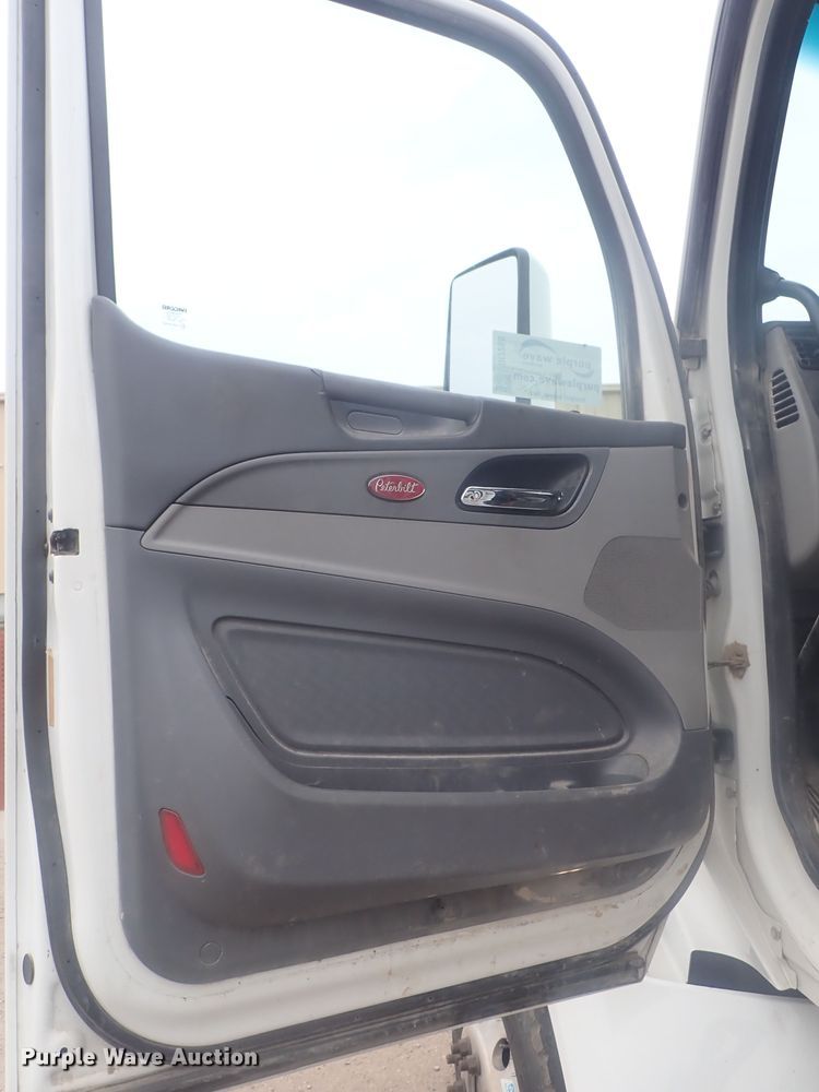 image for item DI7266 2013 Peterbilt 579  semi truck