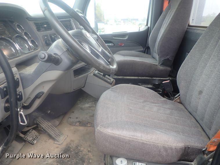 image for item DI7266 2013 Peterbilt 579  semi truck