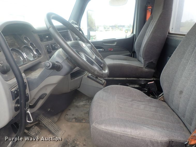 image for item DI7266 2013 Peterbilt 579  semi truck