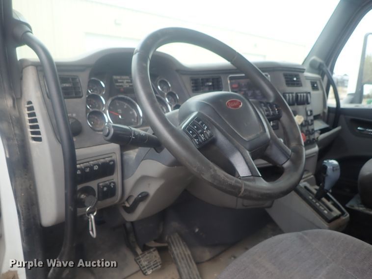 image for item DI7266 2013 Peterbilt 579  semi truck
