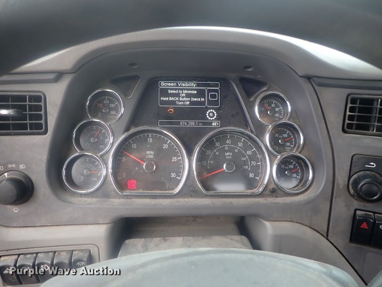 image for item DI7266 2013 Peterbilt 579  semi truck